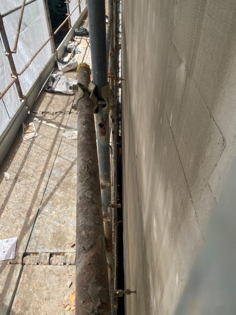 Parete isolata in fase di rifinitura