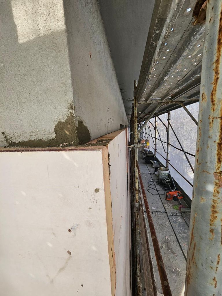 Posa pannelli isolanti angolo edificio
